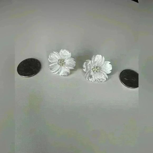 Hawaii Flower and 18K Gold Earrings - Picture 8 of 8